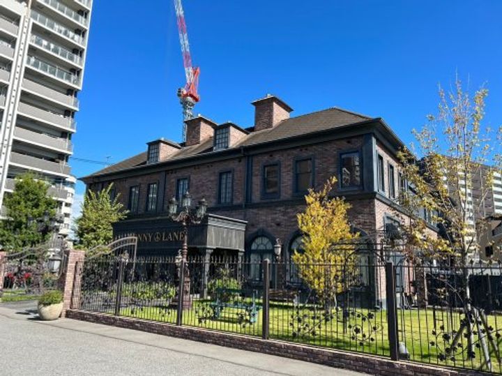 アバンティの周辺