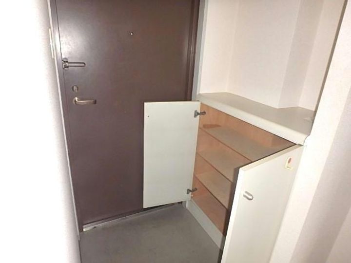 山口ビルの玄関