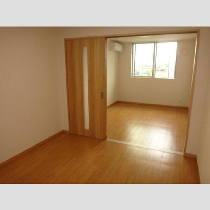 アスコット古川II番館の居間