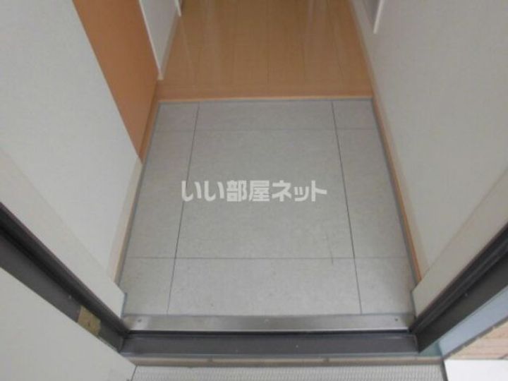埼玉県三郷市早稲田2(アパート)の賃貸物件の玄関