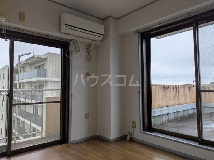 ルルド・タカハラの居間