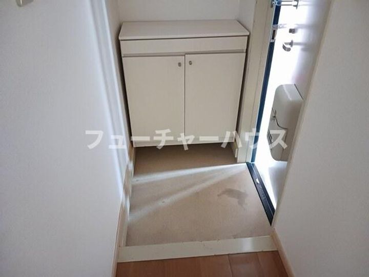 プラドール岡崎の玄関