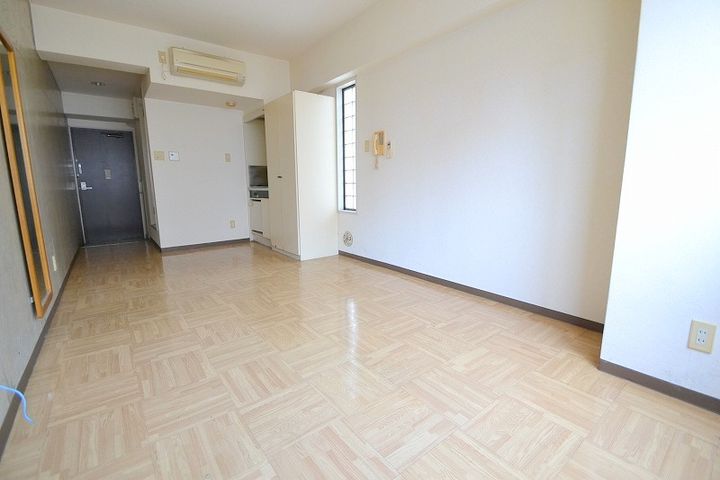 ピースシャトー舟入の居間