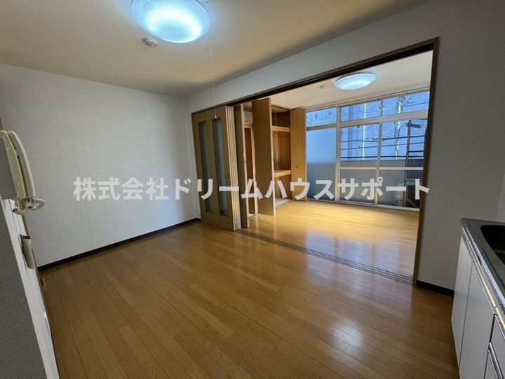 福商事ビルの居間