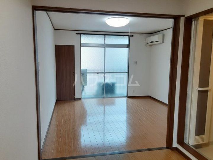 南広ハイツの居間
