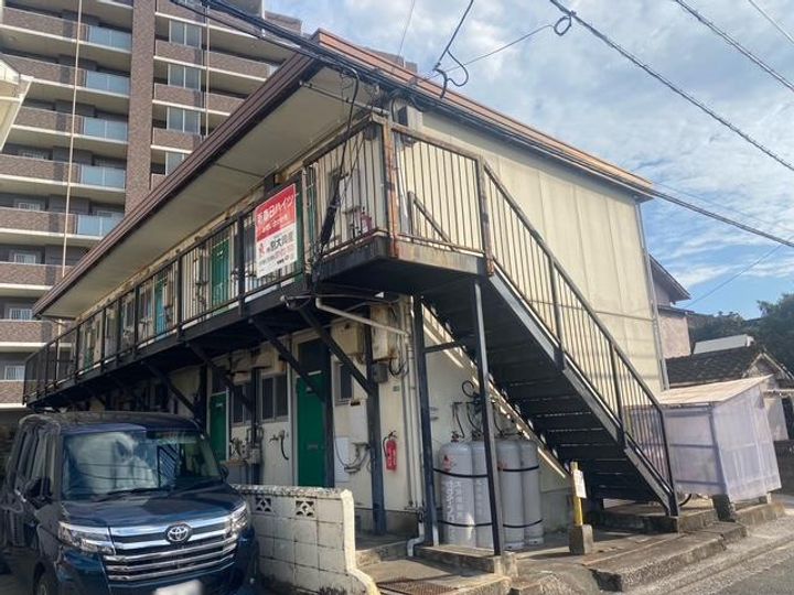 新春日ハイツの外観