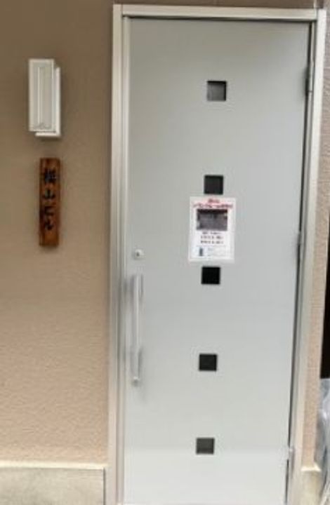 横山ビルの玄関