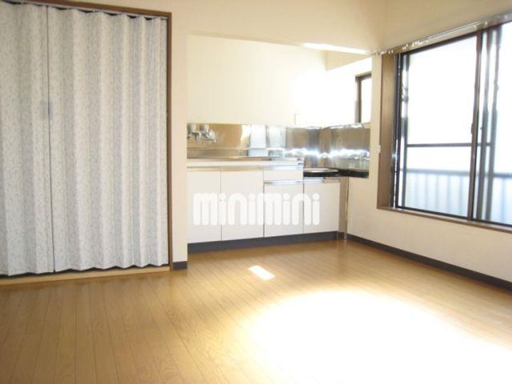 相良アパートの居間