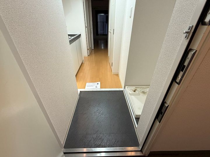 プレサンスNEO京都烏丸の玄関