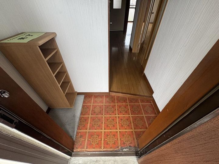 新井ビルの玄関