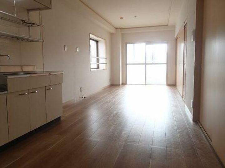 芳真ビルの居間