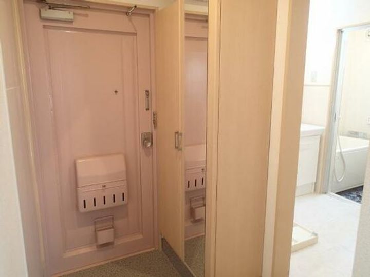 芳真ビルの玄関