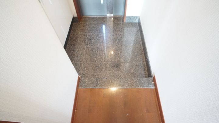 サーパス安島の玄関