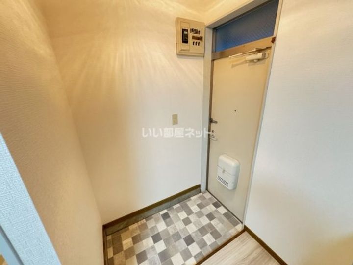 西条ビルディングの玄関