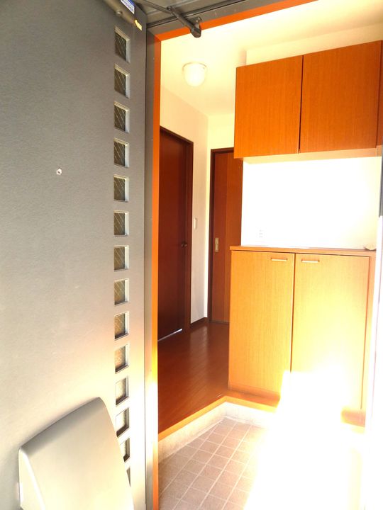 イナリハイツの玄関