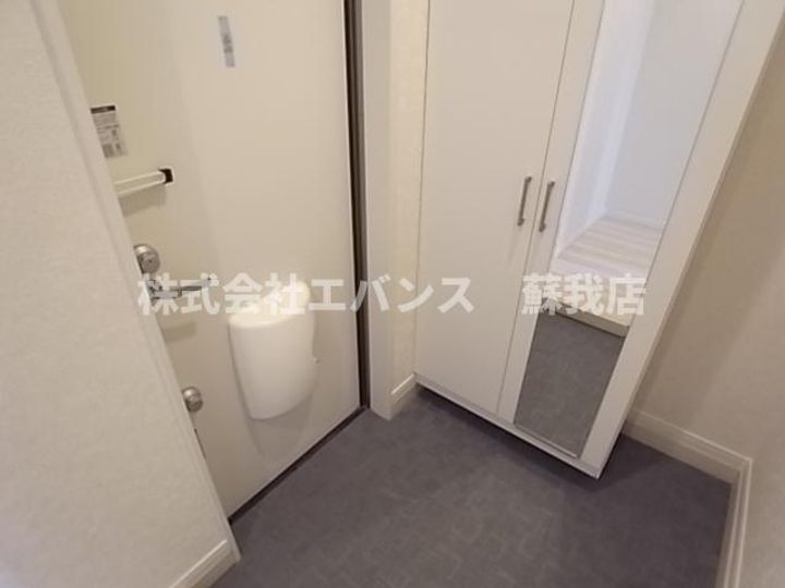 ナリトモ仁戸名Bの玄関