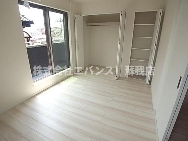 ナリトモ仁戸名Bの居間