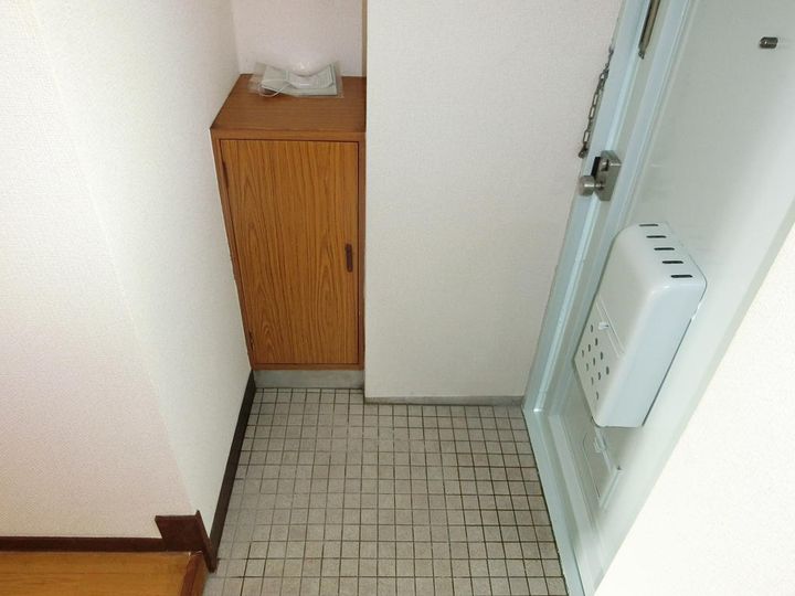高野ビルの玄関