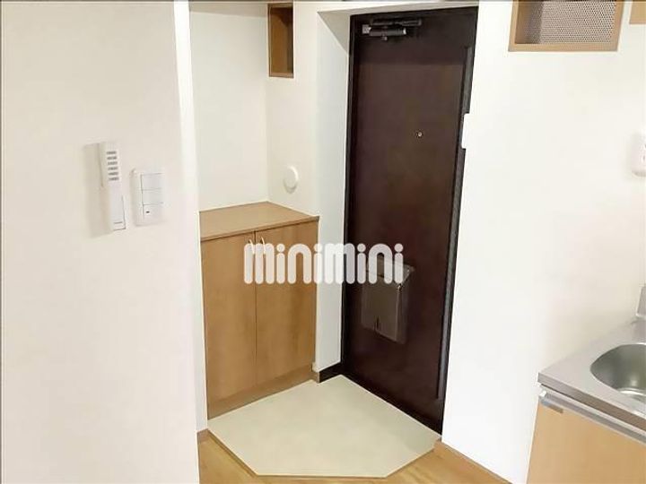 三信マンションの玄関