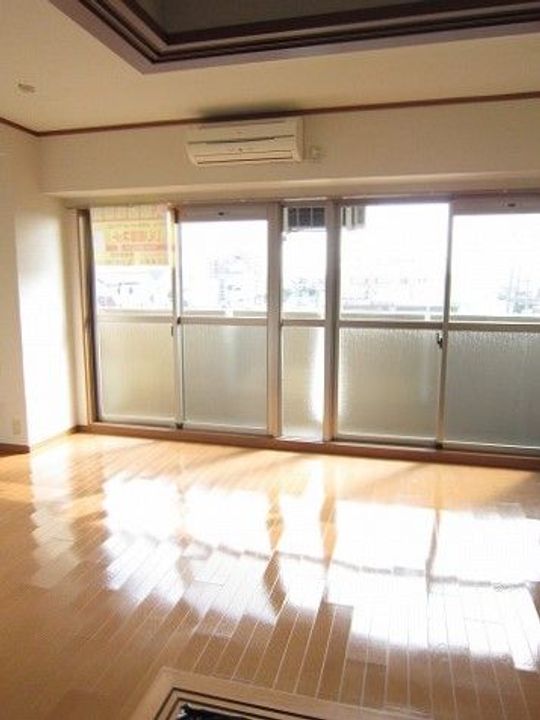 プレシャスコートの居間