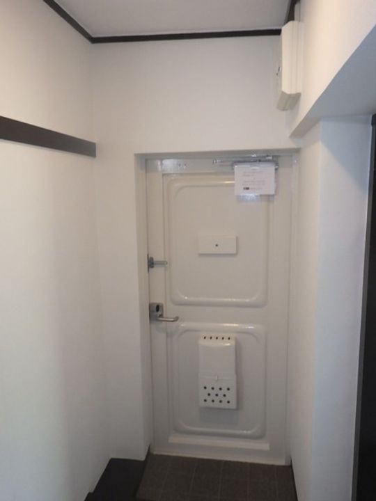 UR逆瀬川の玄関