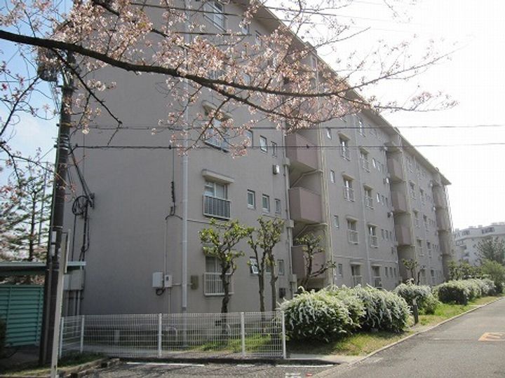 UR逆瀬川の外観