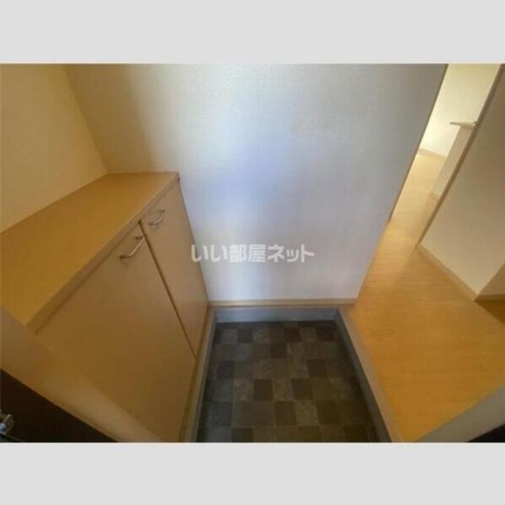 ガーデンコート出川C棟の玄関