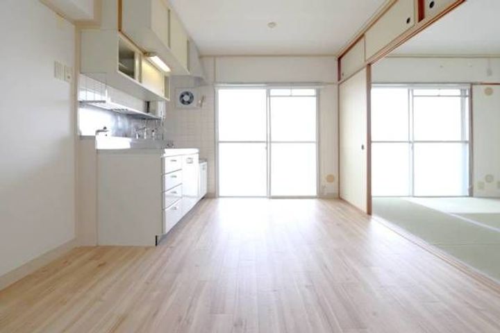 兵庫県三木市志染町西自由が丘2(マンション)の賃貸物件の居間