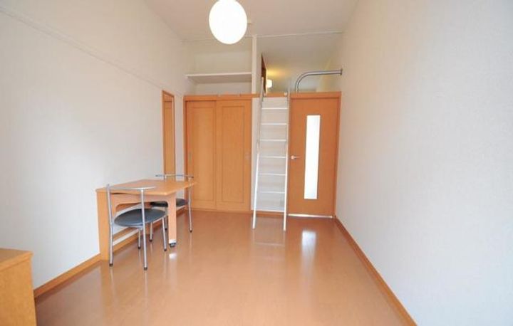 レオパレスオアシスIIの居間