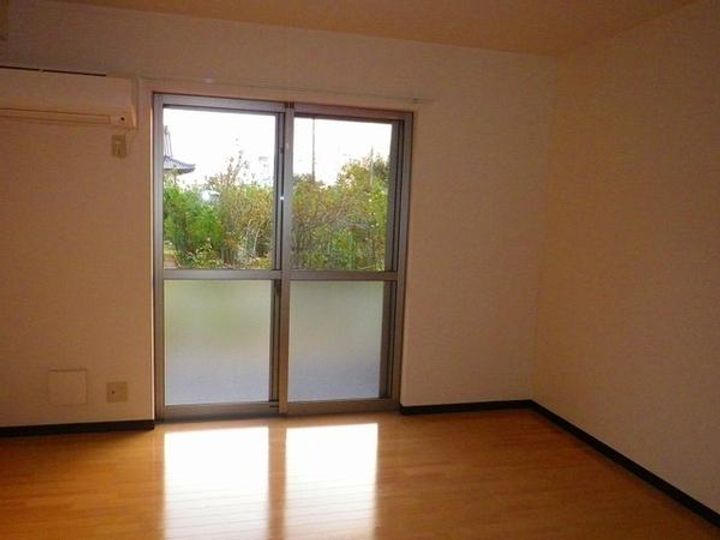 ローズガーデンAの居間