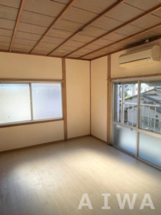 森アパートの居間