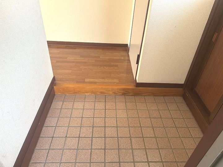 メゾン平和の玄関