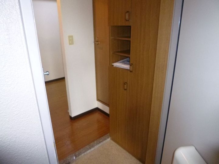 チセンビルの玄関