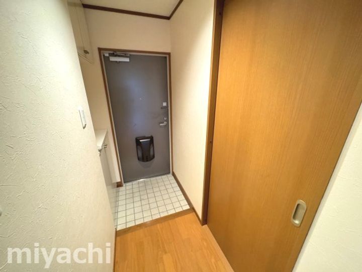 グランドハイツ矢三の玄関