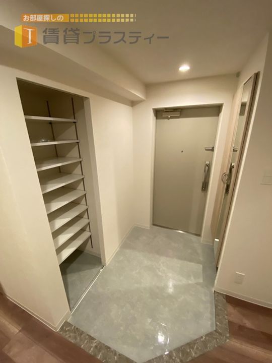 千葉県市川市南八幡4(マンション)の賃貸物件の玄関