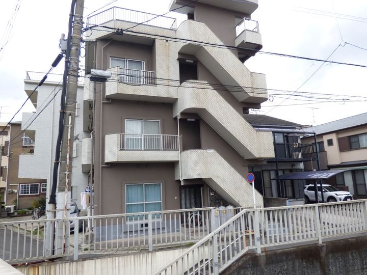 新川ビルの外観