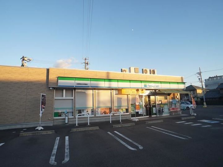 フィアス・ナカの周辺