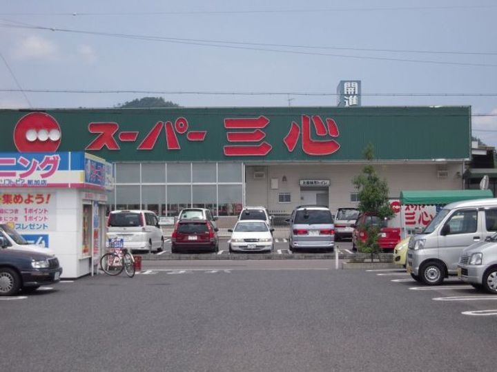 フィアス・ナカの周辺
