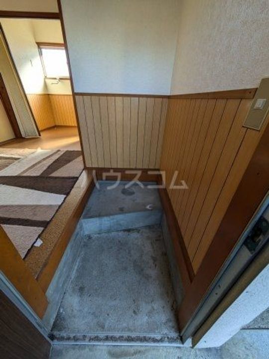 ホームズ栄の玄関