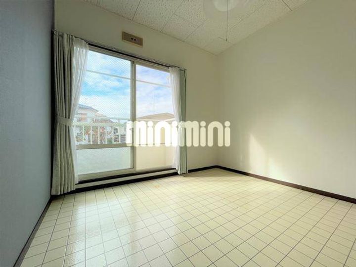 ファミールサクマの居間