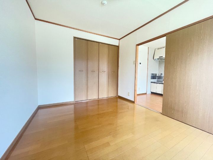 サープラス II オカダの内装