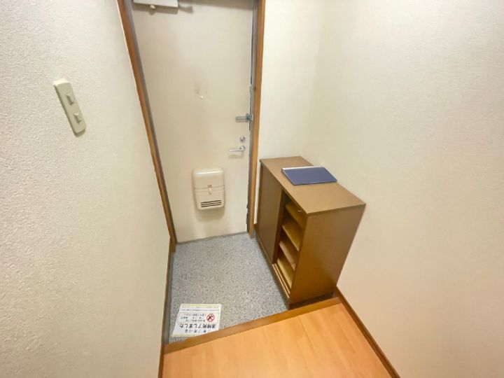 サープラス II オカダの玄関