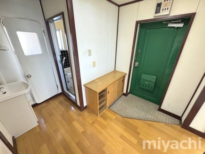 山田ビルの玄関