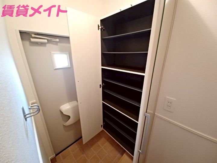 クリスタルコートの玄関