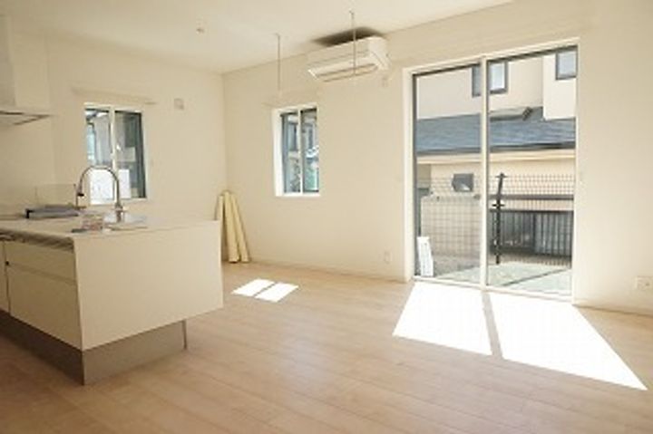 神奈川県横浜市青葉区美しが丘2(一戸建)の賃貸物件の居間