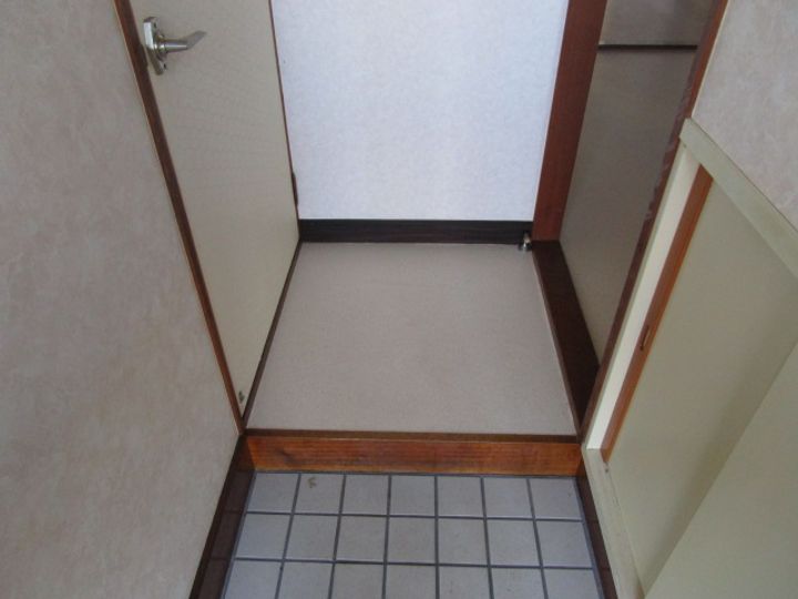 老松 コーポの玄関