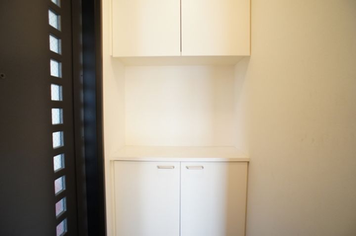 アデリービルの玄関