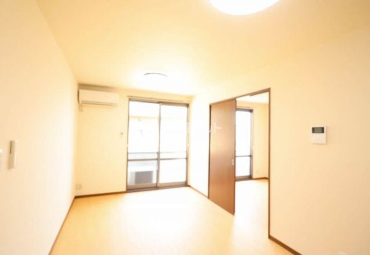 シャトーバリュージュ Aの居間