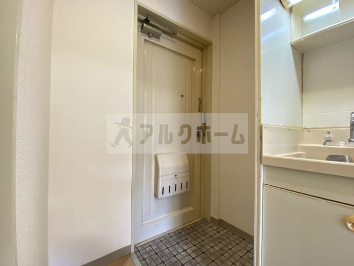 ロイヤル柏原の玄関
