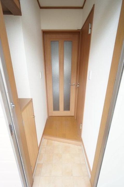 フラワーコーポラスの玄関